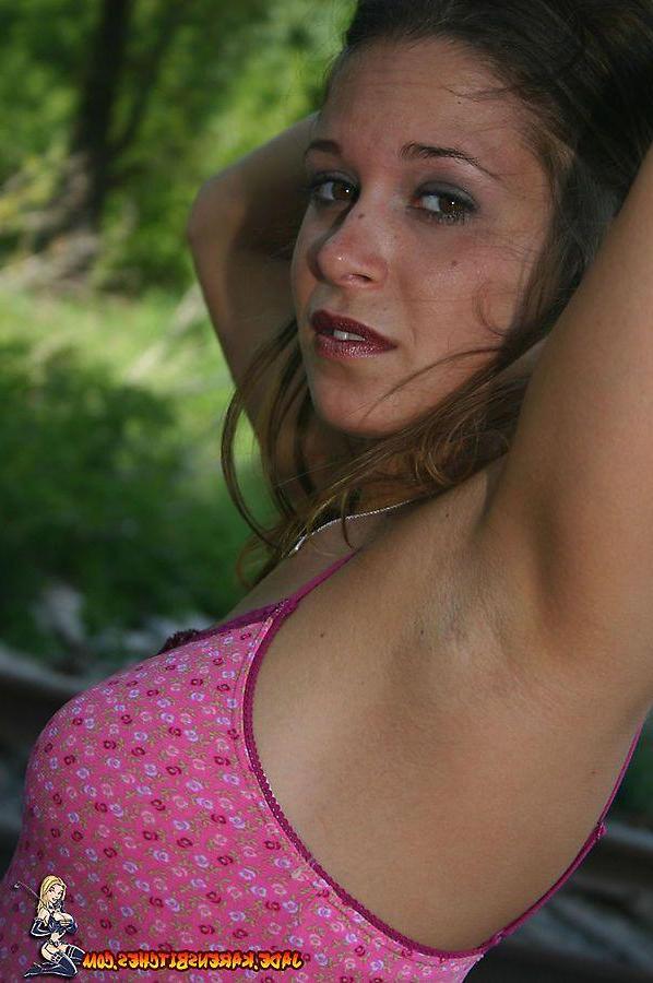 20P Photos de la jeune Jade s'exhibant dans une robe sexy
