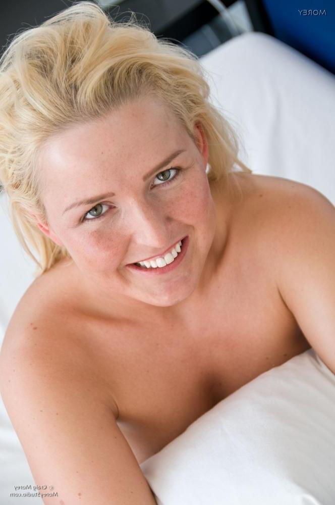 11P Stunning beauty Ellen shows off her stunning nude body in bed
