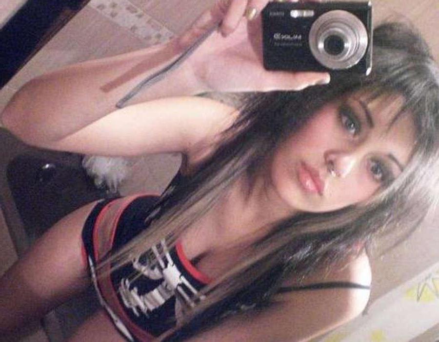 16P Nice compilation of selfpics of hot scene babes