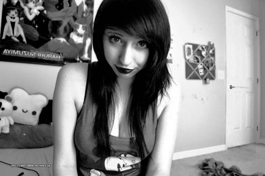 15P Photos of sexy alternative amateur cuties showing off
