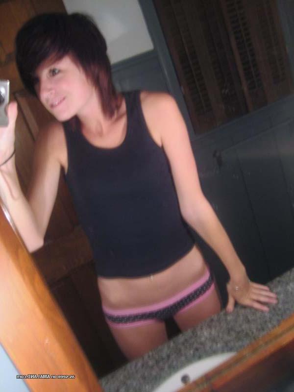 15P Photos of sexy alternative amateur cuties showing off