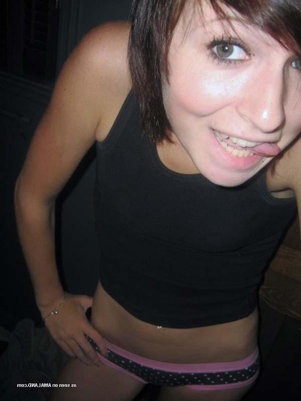 15P Photos of sexy alternative amateur cuties showing off