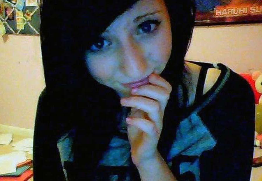 15P Photos of sexy alternative amateur cuties showing off