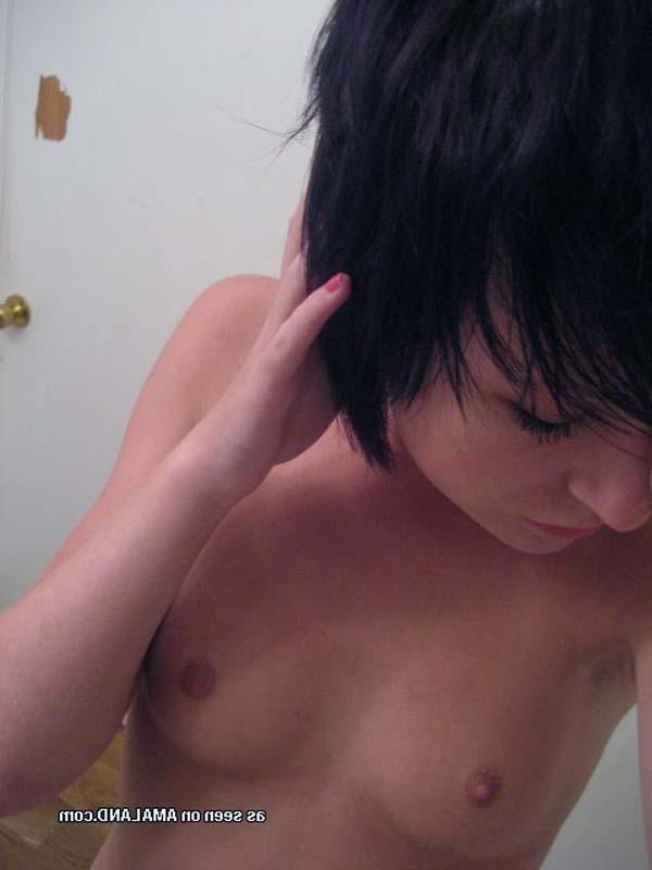 15P Photos of sexy alternative amateur cuties showing off