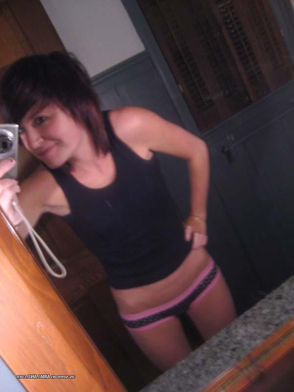 15P Photos of sexy alternative amateur cuties showing off