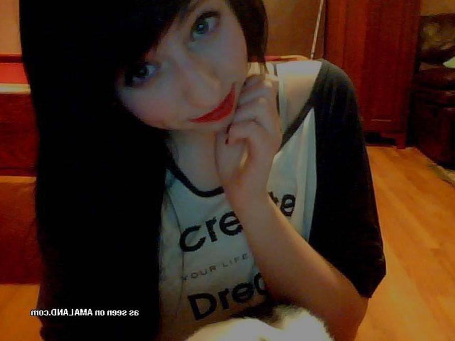 15P Photos of sexy alternative amateur cuties showing off