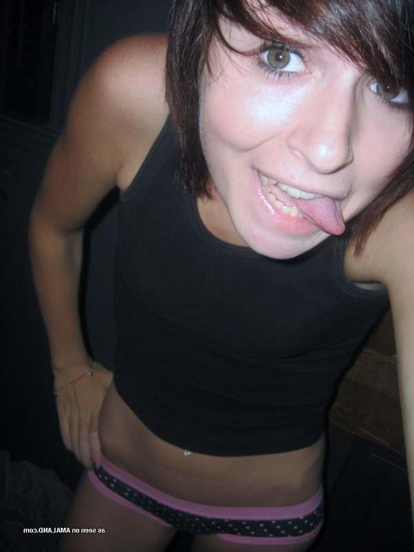 15P Photos of sexy alternative amateur cuties showing off