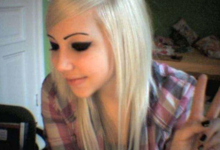 16P Photo compilation of a stunning amateur blondie emo girl