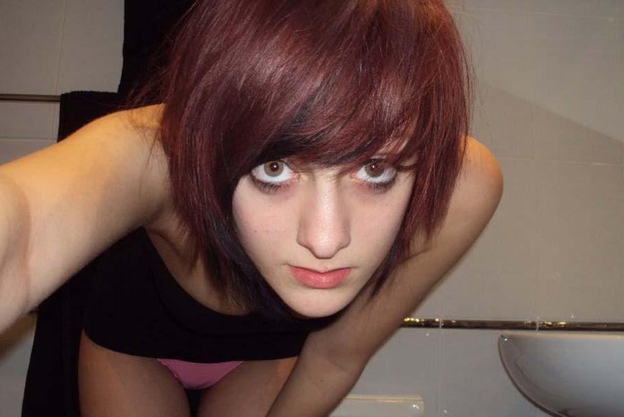 16P Bilderzusammenstellung von tätowierten Amateur-Emo-Freundinnen, die ihre nackten Körper zeigen