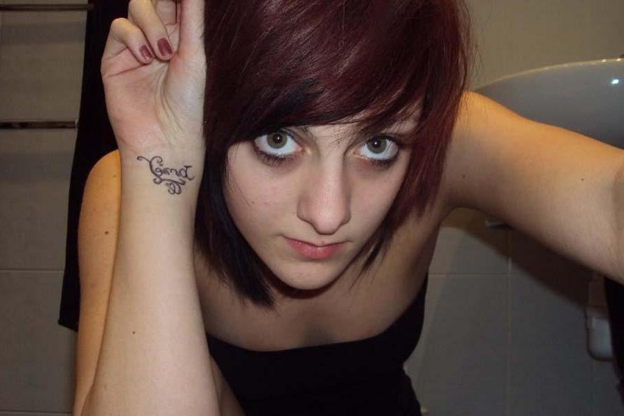 16P Bilderzusammenstellung von tätowierten Amateur-Emo-Freundinnen, die ihre nackten Körper zeigen