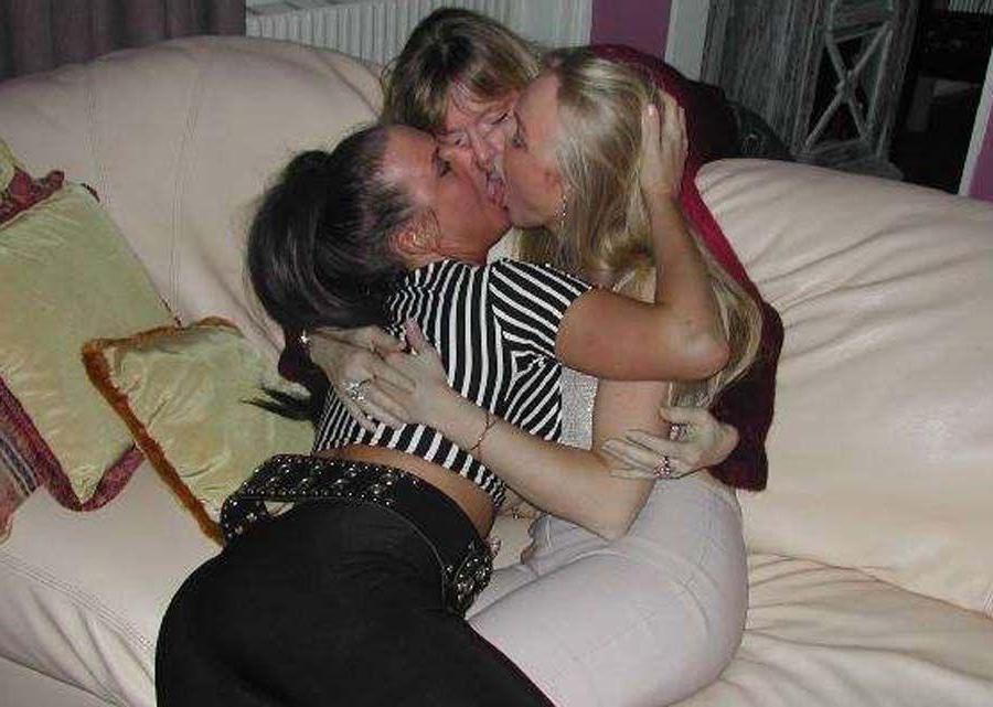 15P Pictures of hot college girls experimenting with their sexuality
