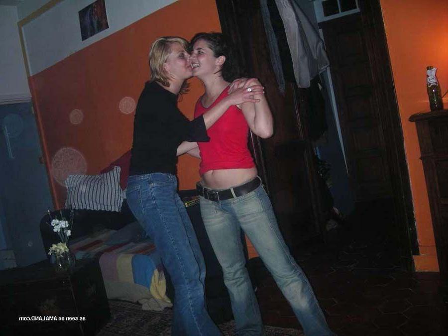 15P Pictures of hot college girls experimenting with their sexuality