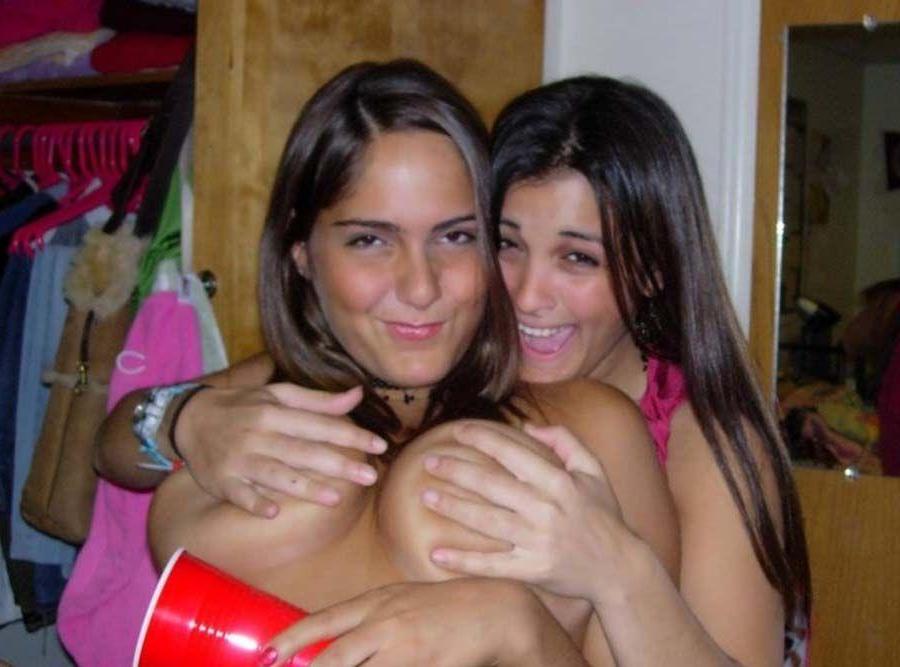 15P Pictures of hot college girls experimenting with their sexuality