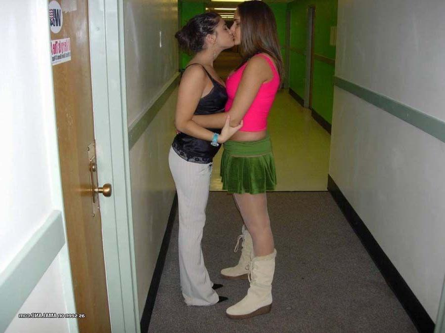 15P Pictures of hot college girls experimenting with their sexuality