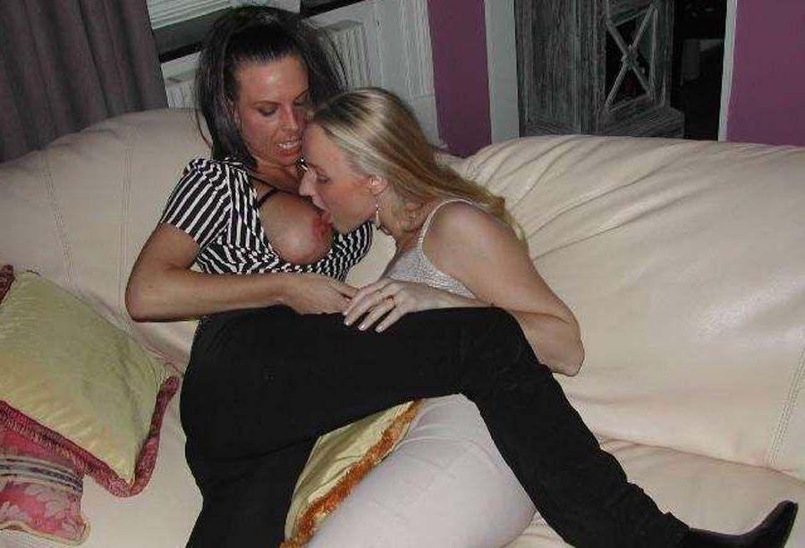 15P Pictures of hot college girls experimenting with their sexuality
