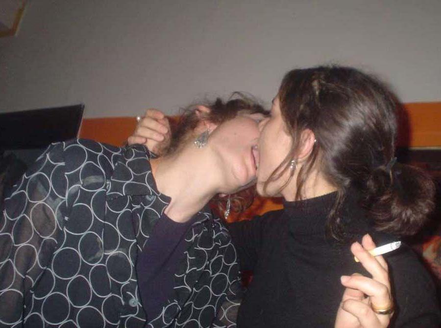 15P Pictures of hot college girls experimenting with their sexuality