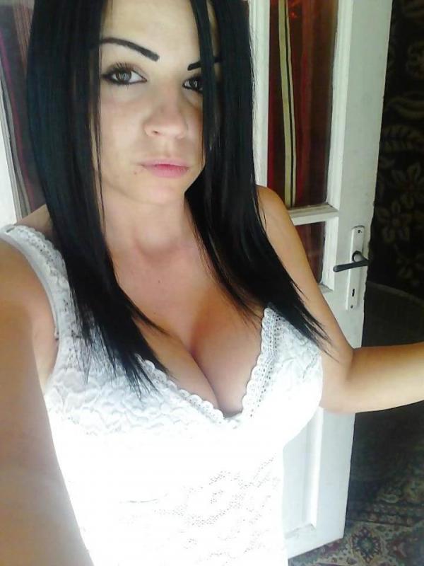 10P Busty amateur hottie shows off her fine curves while posing
