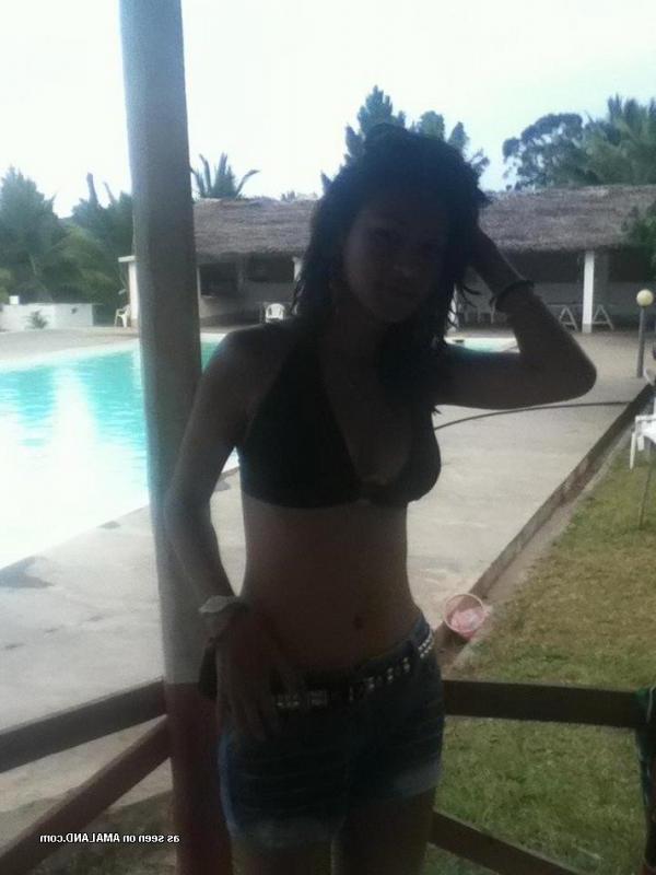14P Compilation of a non-nude GF posing outdoors