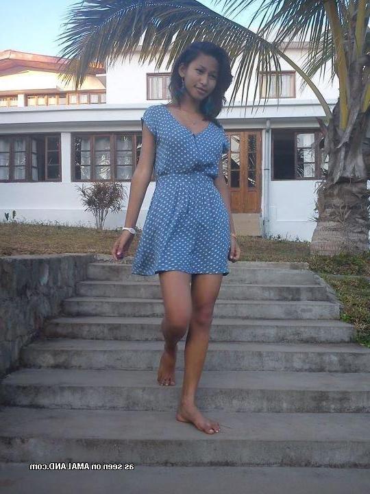 14P Compilation of a non-nude GF posing outdoors