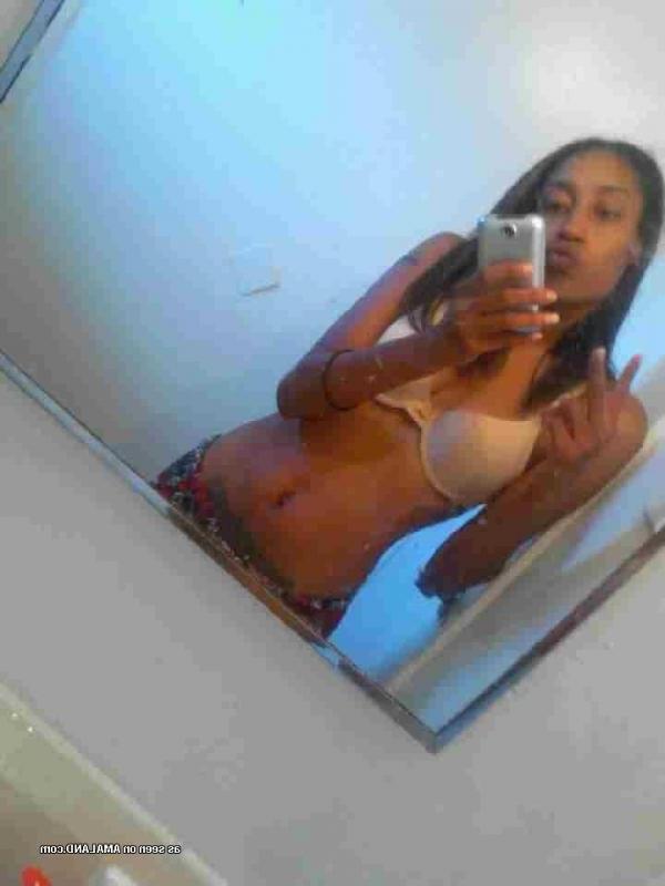 14P Compilation of a non-nude chick posing in her underwear