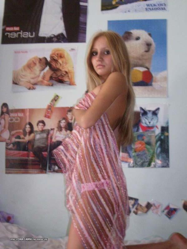 15P Compilation of an amateur slutty GF's sexy photos