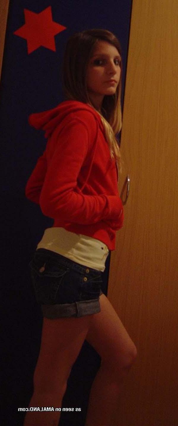 15P Photo compilation of a nice amateur pretty chick's selfpics