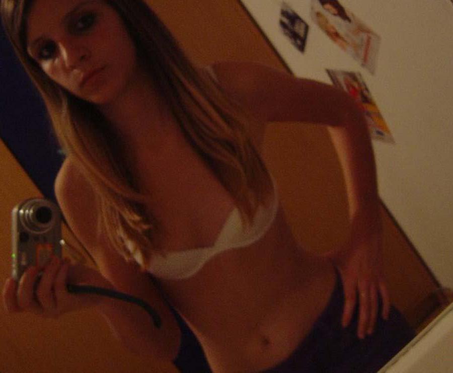 15P Photo compilation of a nice amateur pretty chick's selfpics