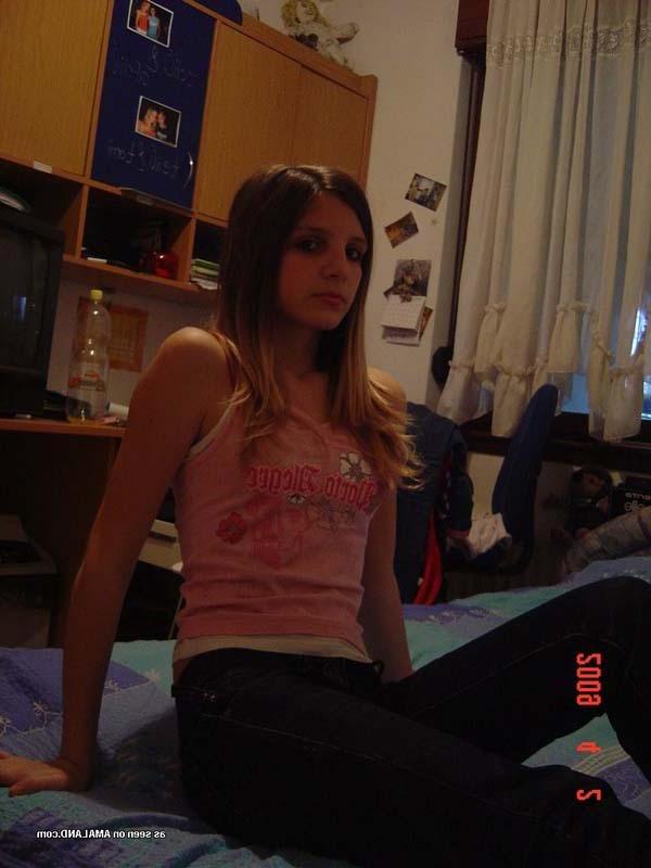 15P Photo compilation of a nice amateur pretty chick's selfpics