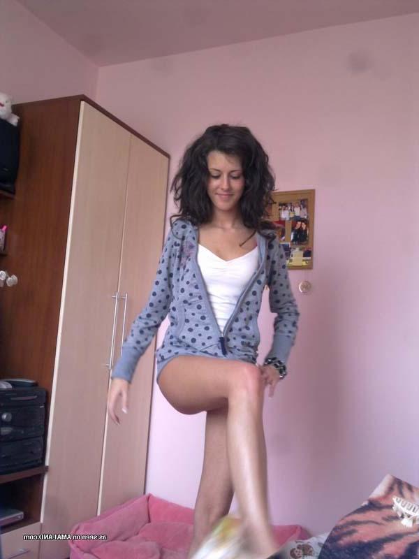 15P Picture compilation of a gorgeous chick posing for her BF