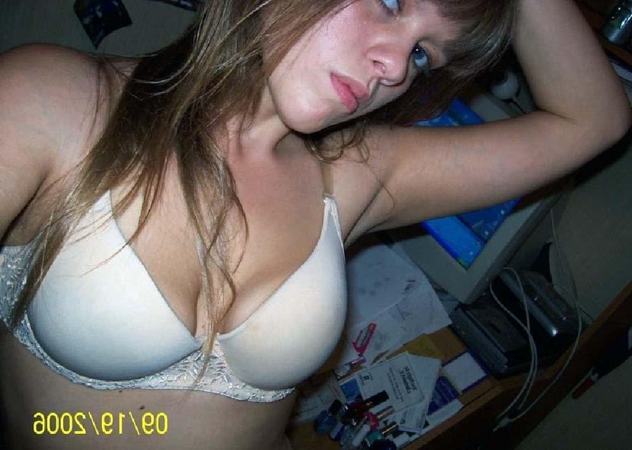 16P Photos of a steamy hot honey in her sexy underwear