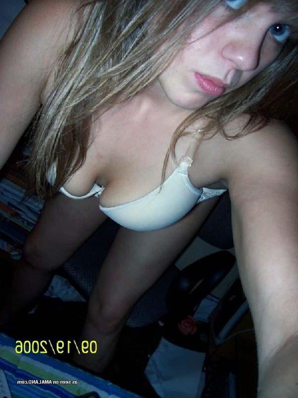 16P Photos of a steamy hot honey in her sexy underwear