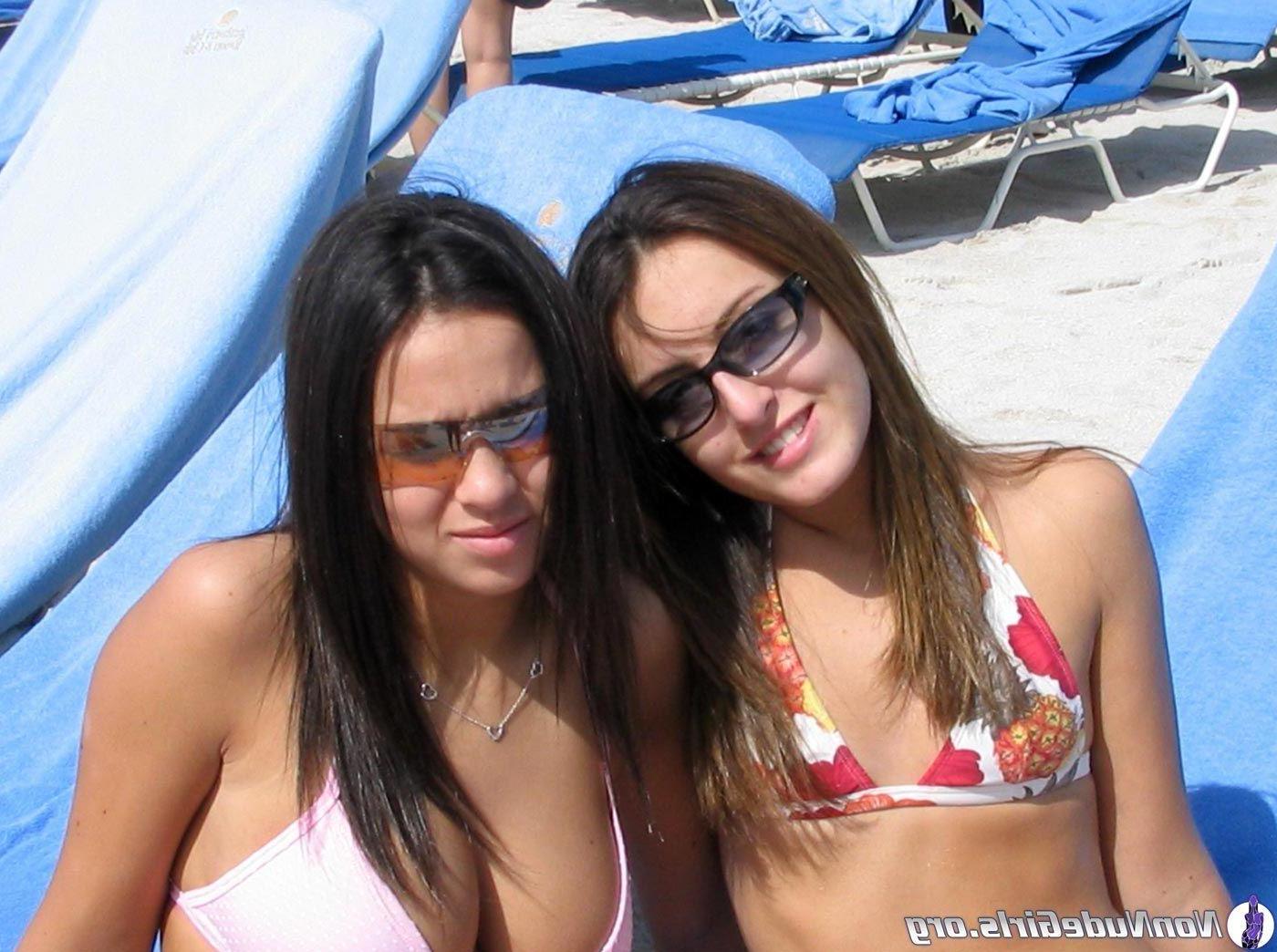 20P Pictures of hot party girls going wild on spring break