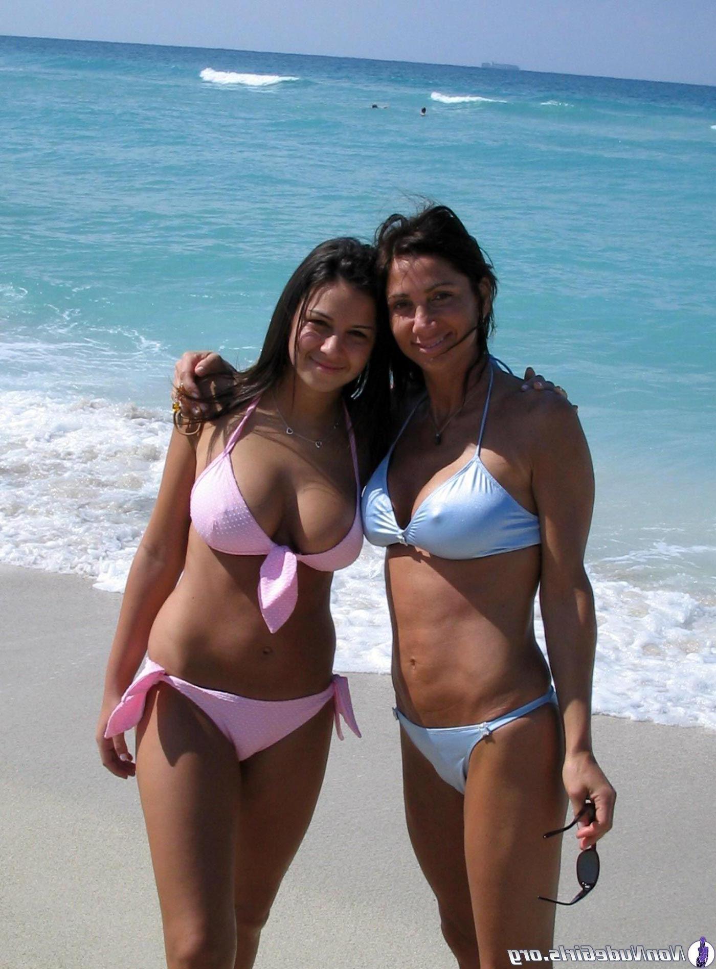 20P Pictures of hot party girls going wild on spring break