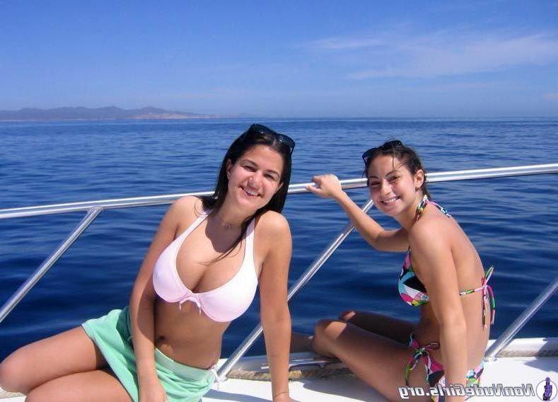 20P Pictures of hot party girls going wild on spring break