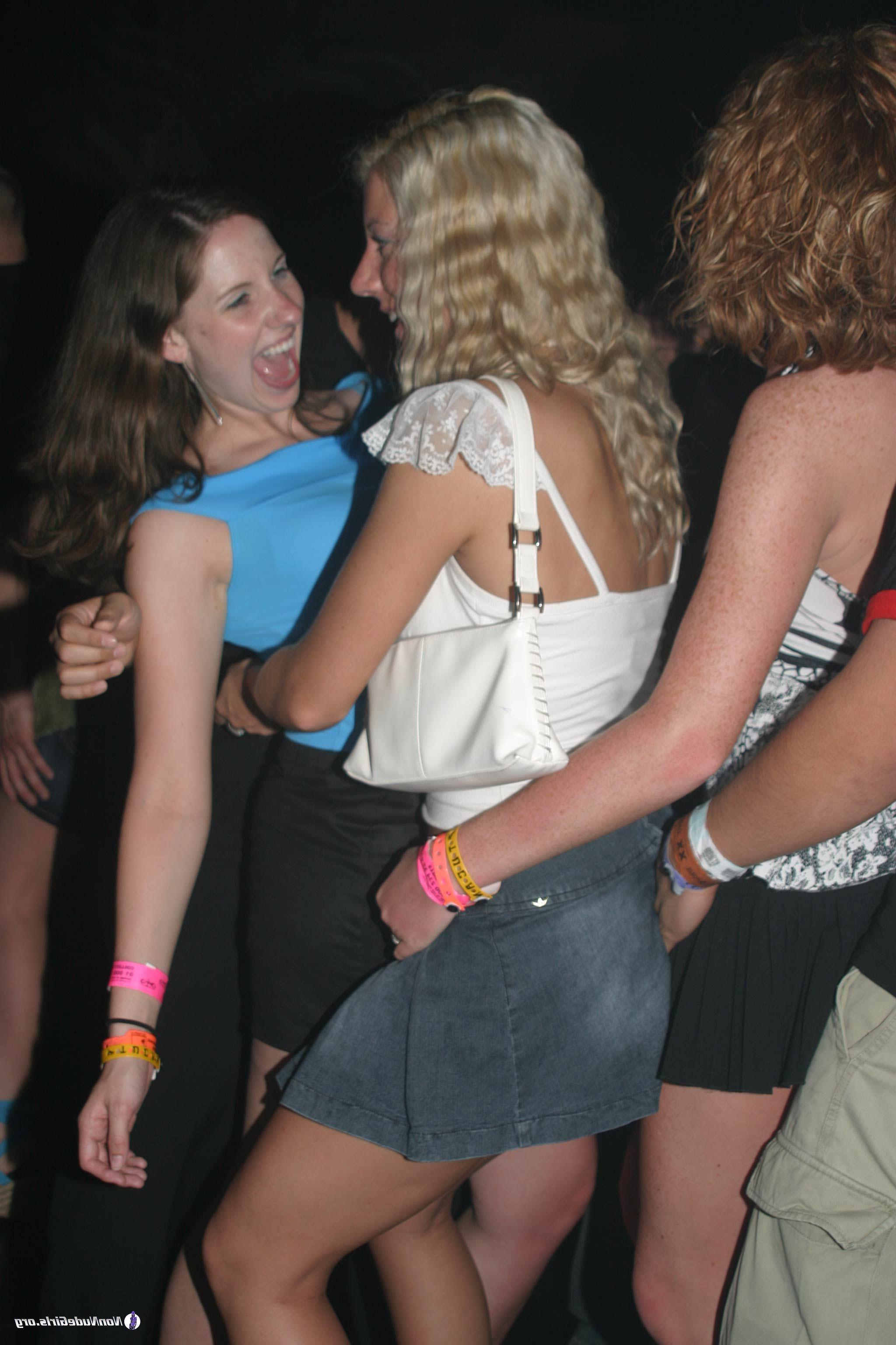 20P Pictures of beautiful coeds going slutty on spring-break