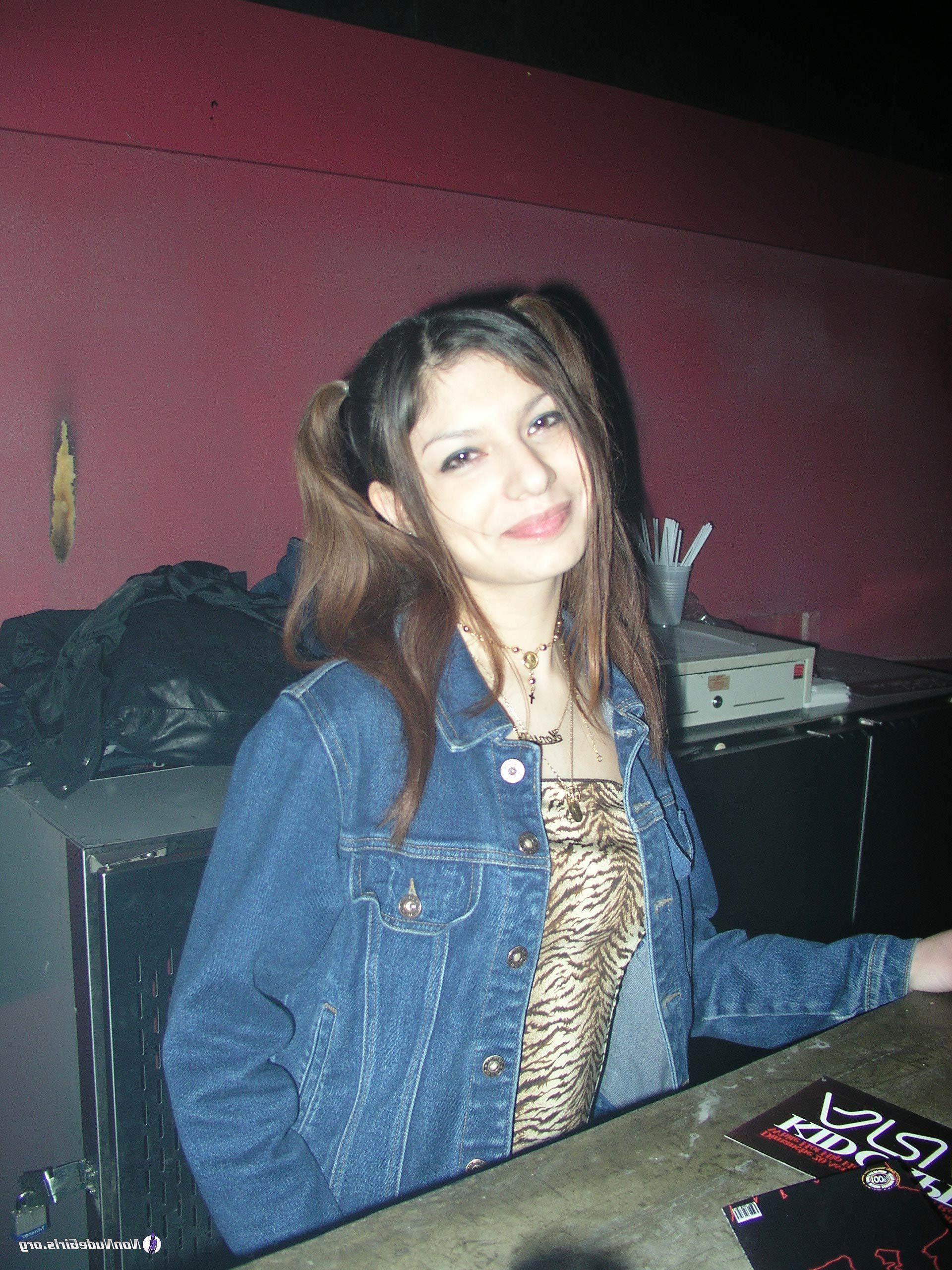 19P Pictures of hot party girls going wild