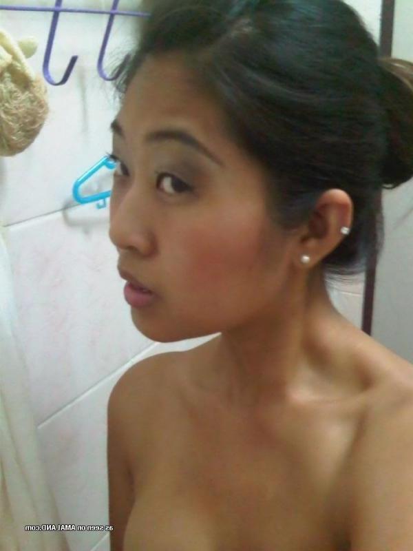 15P Gallery of an amateur sexy babe displaying her breasts
