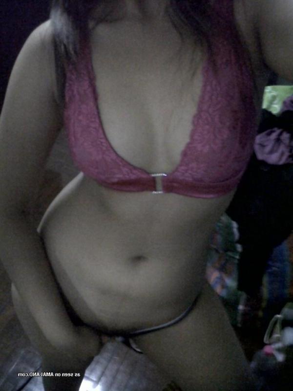 15P Gallery of an amateur sexy babe displaying her breasts