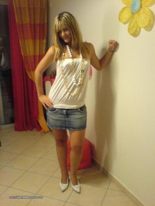 15P Compilation of self-shot pics from this tan blonde babe