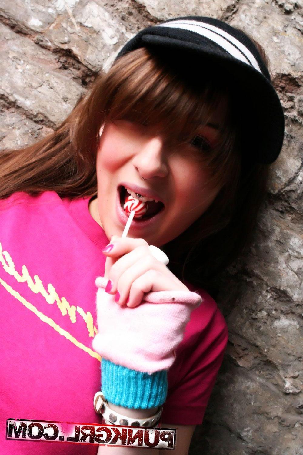 20P Pictures of teen sk8er Velouria sucking on something hard