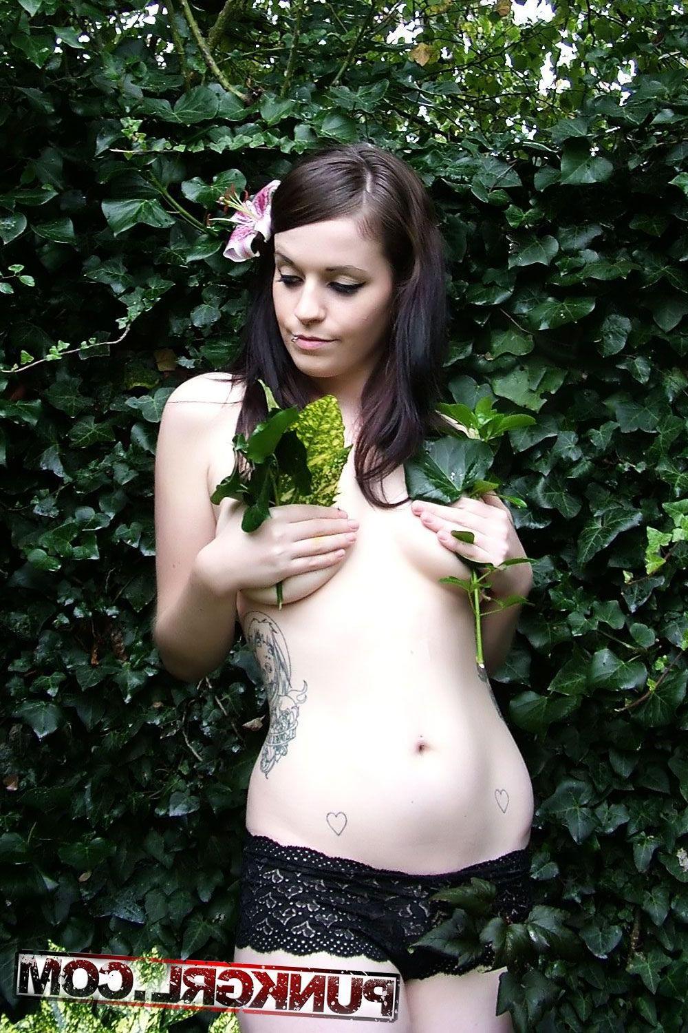 15P Pictures of punk teen Betty showing her beauty in the garden