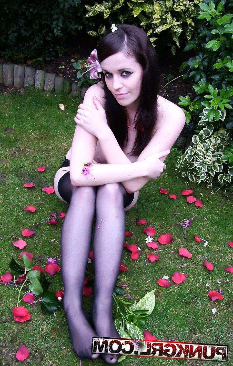 15P Pictures of punk teen Betty showing her beauty in the garden