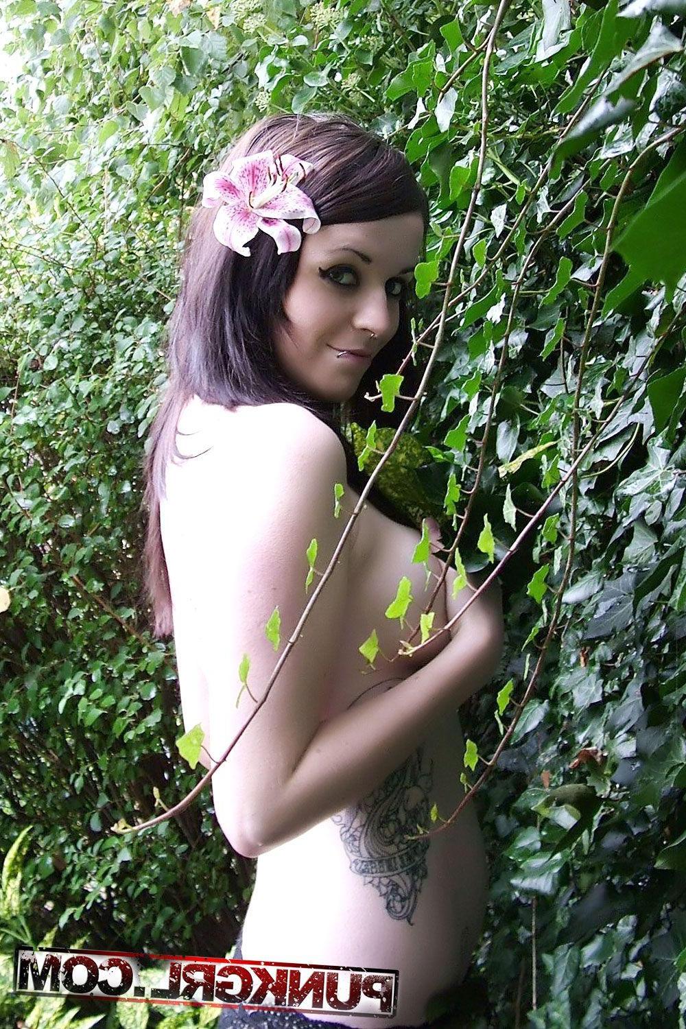 15P Pictures of punk teen Betty showing her beauty in the garden
