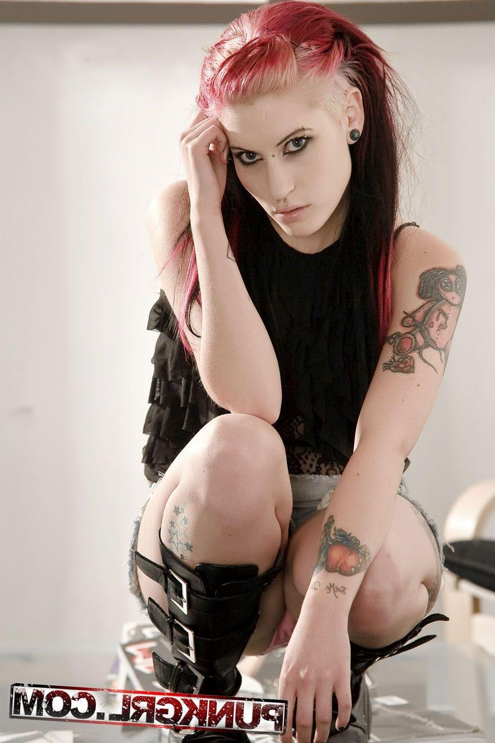 20P Pictures of punk girl Lullaby Blue wearing sexy boots