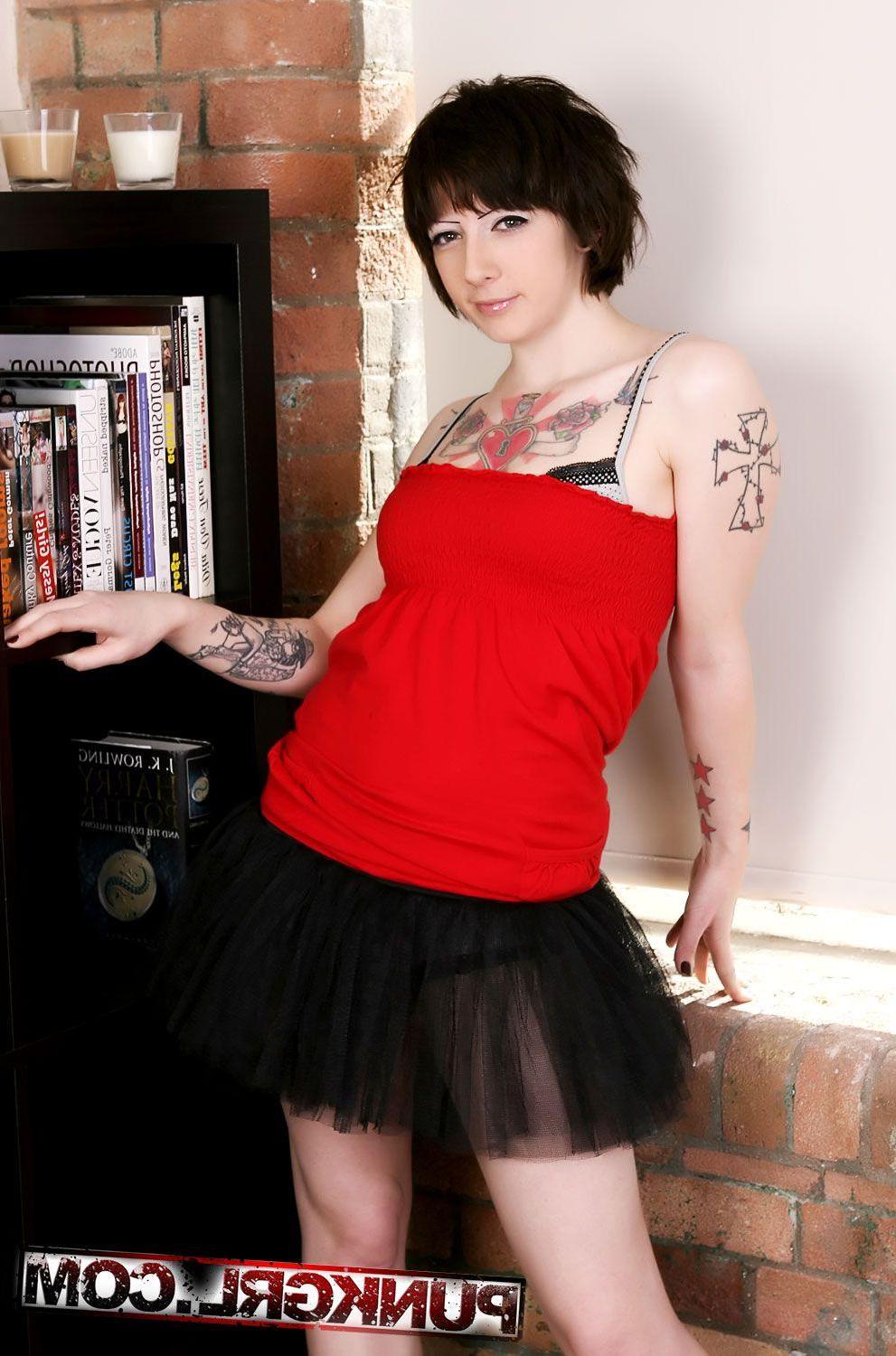 20P Pictures of punk teen Blue showing off her tats