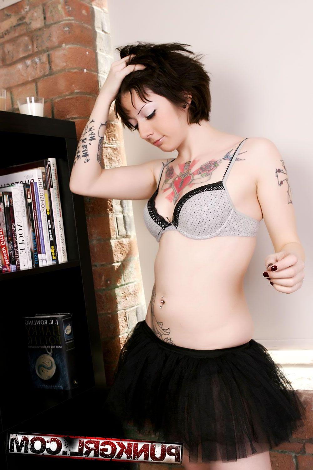 20P Pictures of punk teen Blue showing off her tats