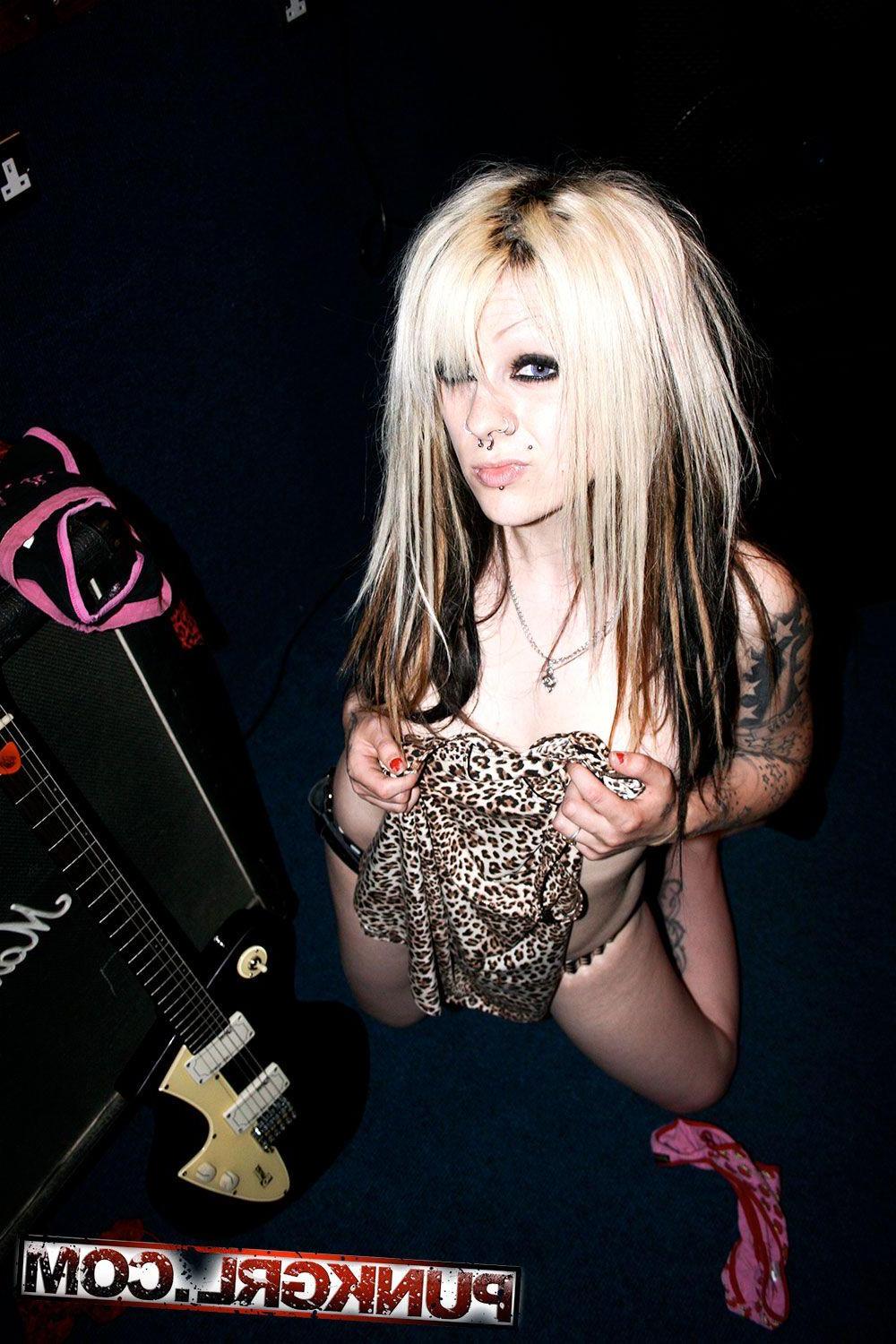 20P Pictures of groupie girl Roodle getting her rock on