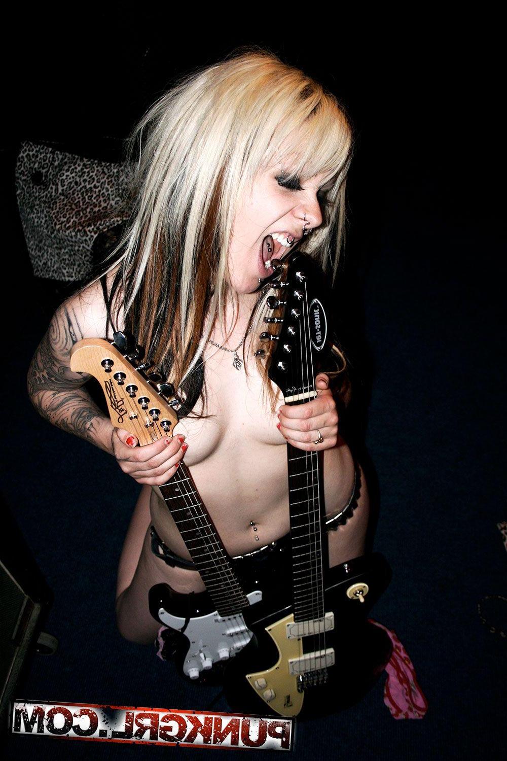 20P Pictures of groupie girl Roodle getting her rock on