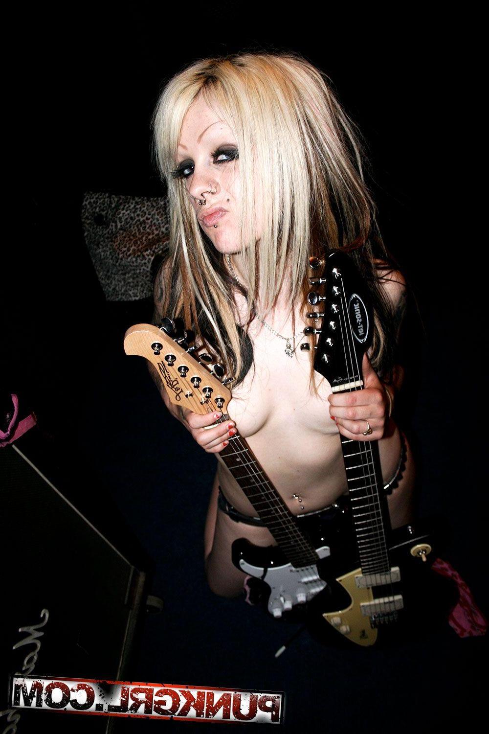 20P Pictures of groupie girl Roodle getting her rock on