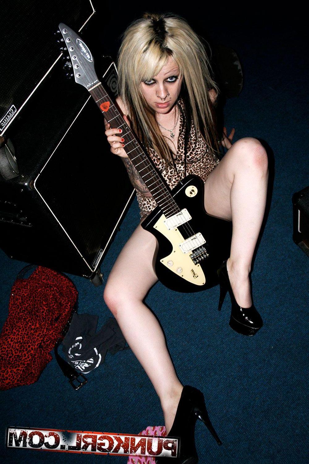 20P Pictures of groupie girl Roodle getting her rock on
